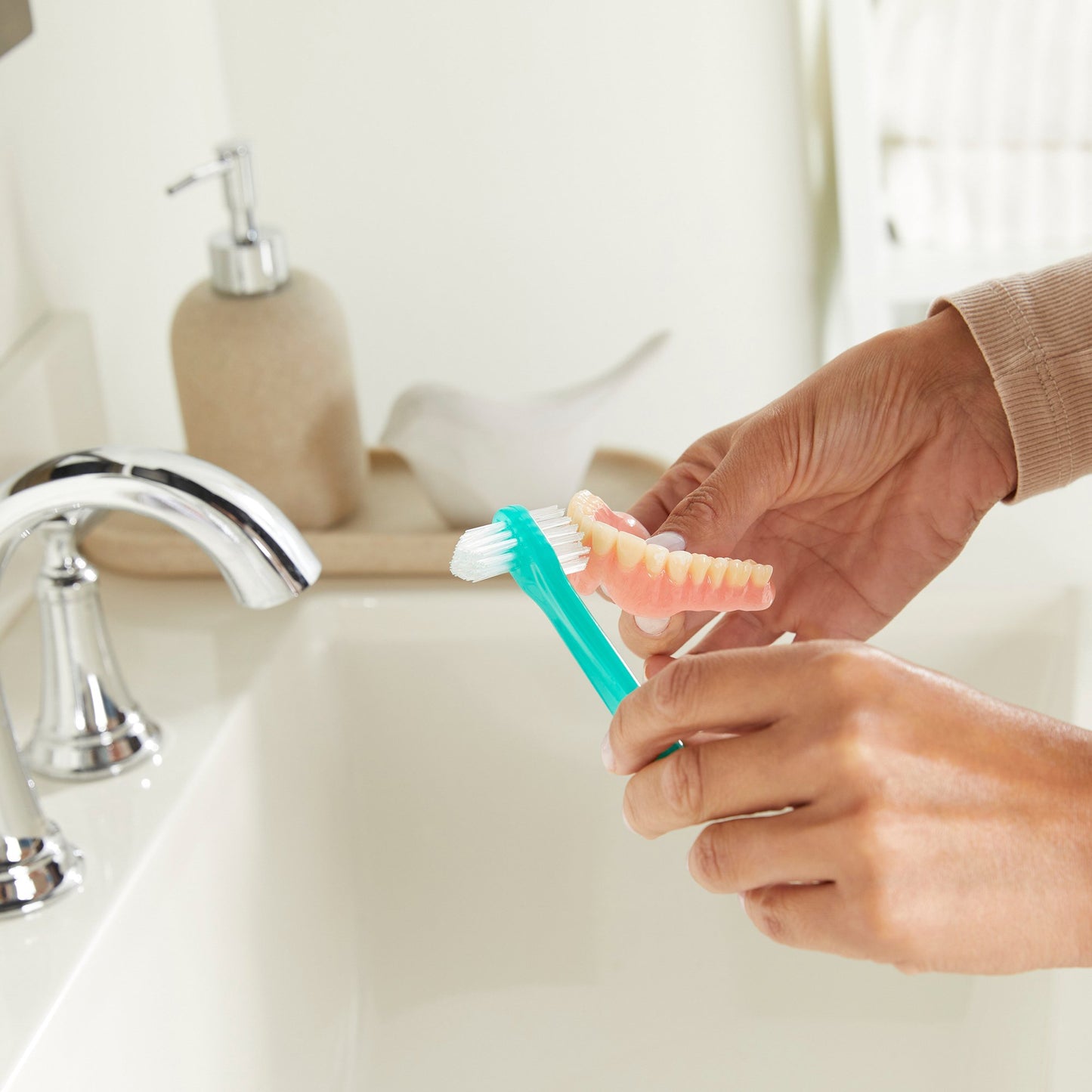 DENTURE BRUSH, LF (144/BX 10BX/CS)