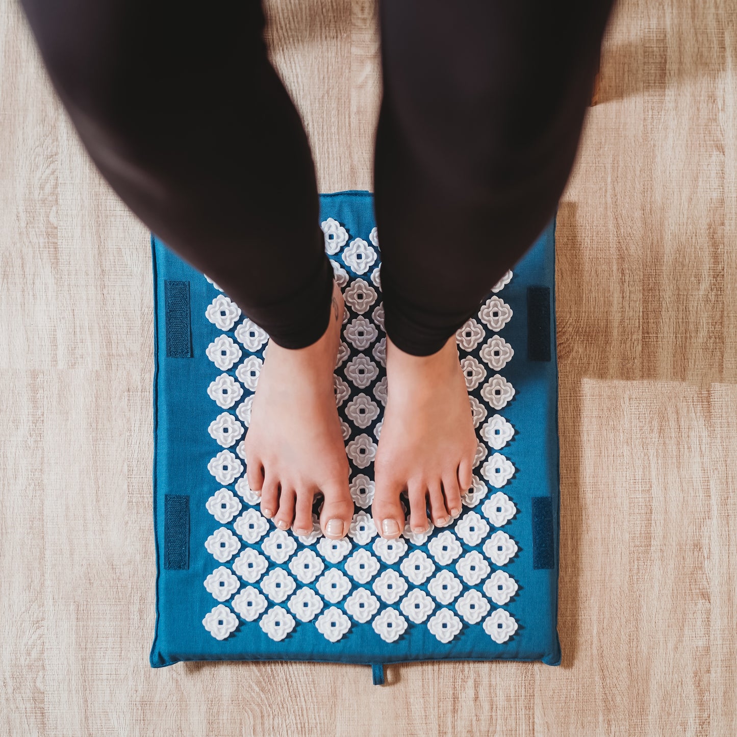 Kanjo Acupressure Foot Mat Sapphire / White Cotton-Linen Fabric / Memory Foam / Plastic 14 X 16 Inch