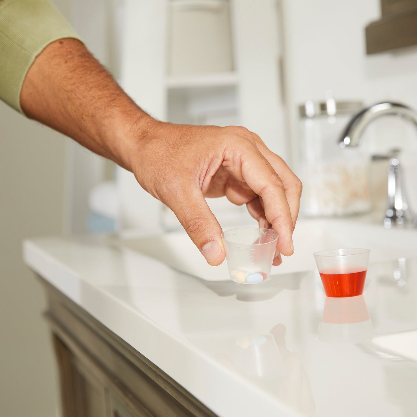 CUP, MED GRAD W/LIP 1OZ (100/SL)